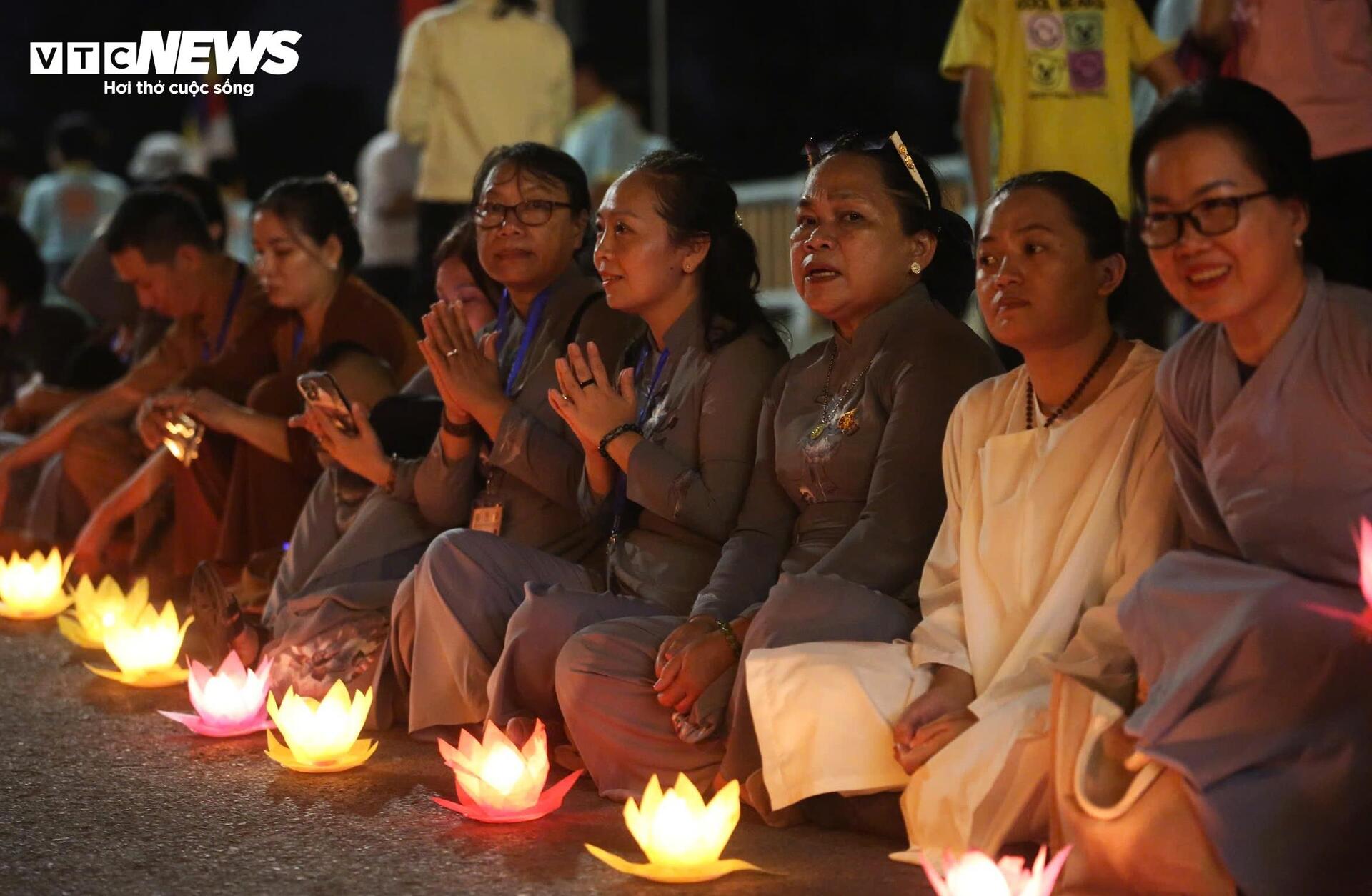 Hoa đăng sáng rực rỡ trong đêm mừng Đại lễ Vesak 2025 - 15