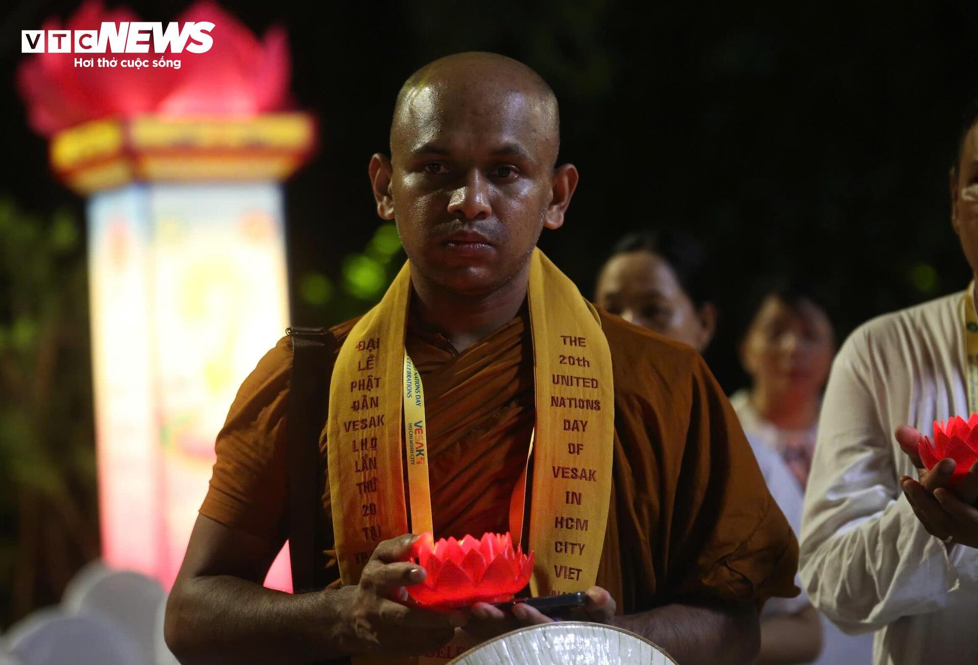 Hoa đăng sáng rực rỡ trong đêm mừng Đại lễ Vesak 2025 - 14