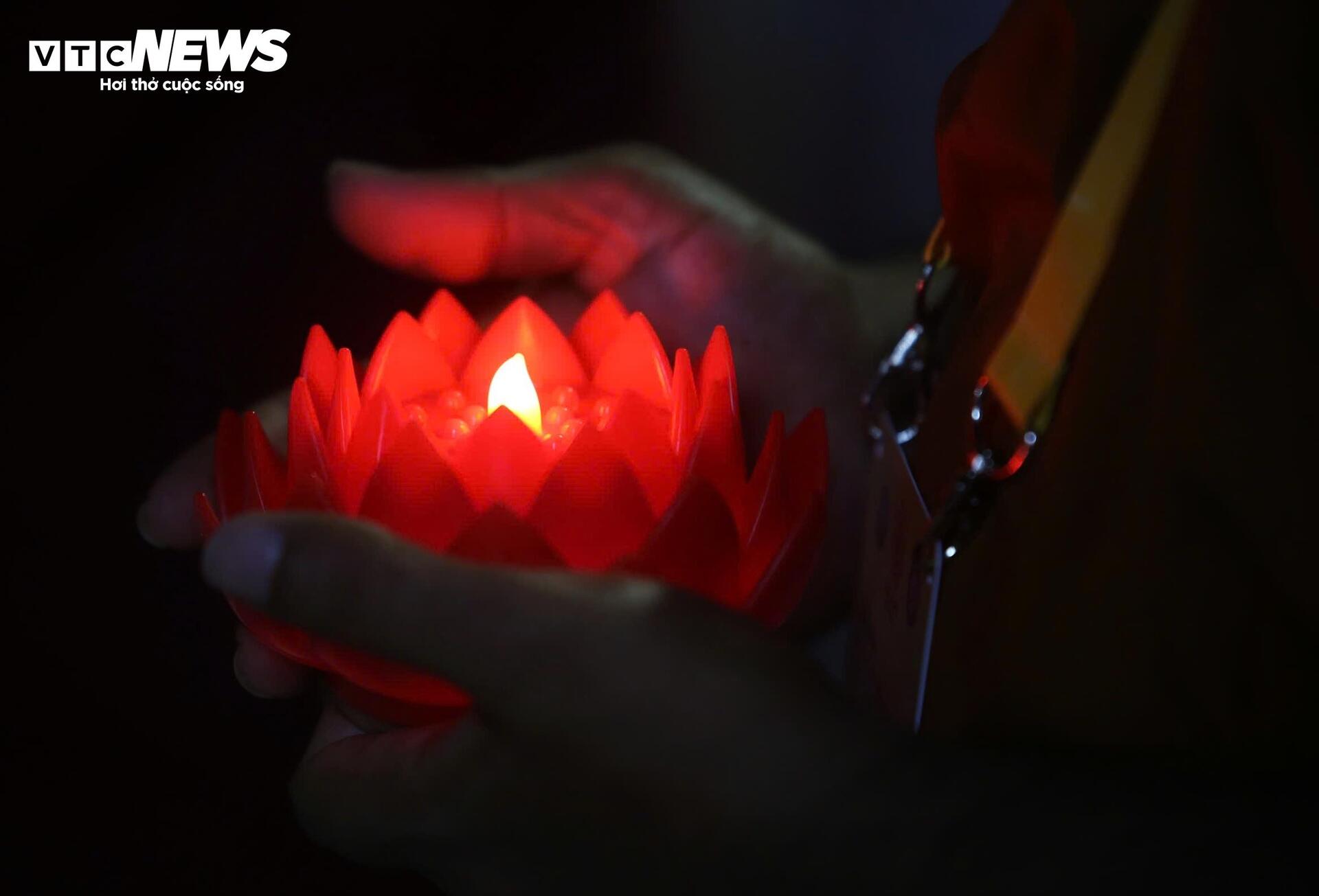Hoa đăng sáng rực rỡ trong đêm mừng Đại lễ Vesak 2025 - 7