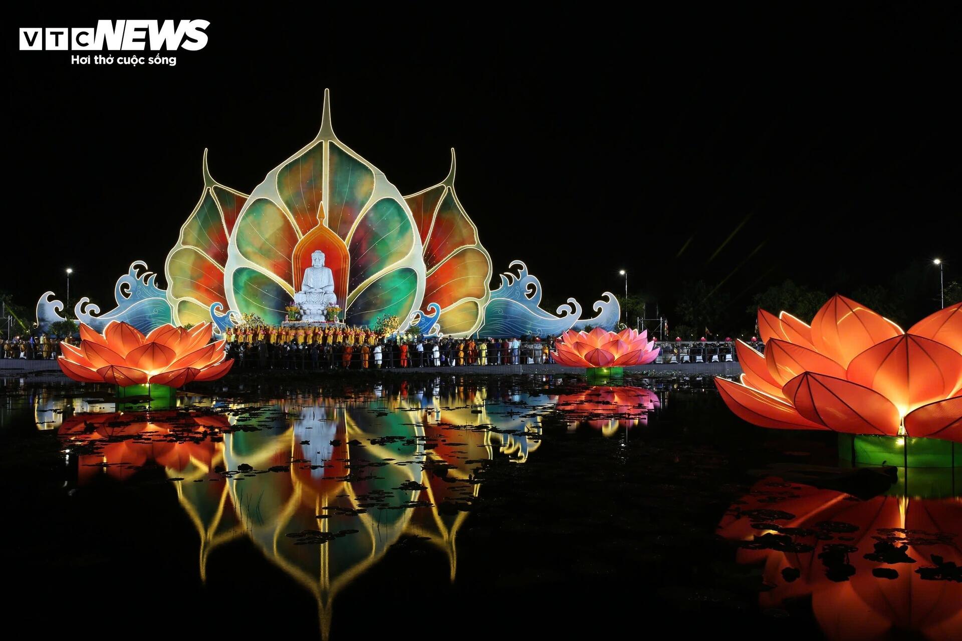 Thả hoa đăng cầu nguyện hòa bình thế giới - VESAK 2025