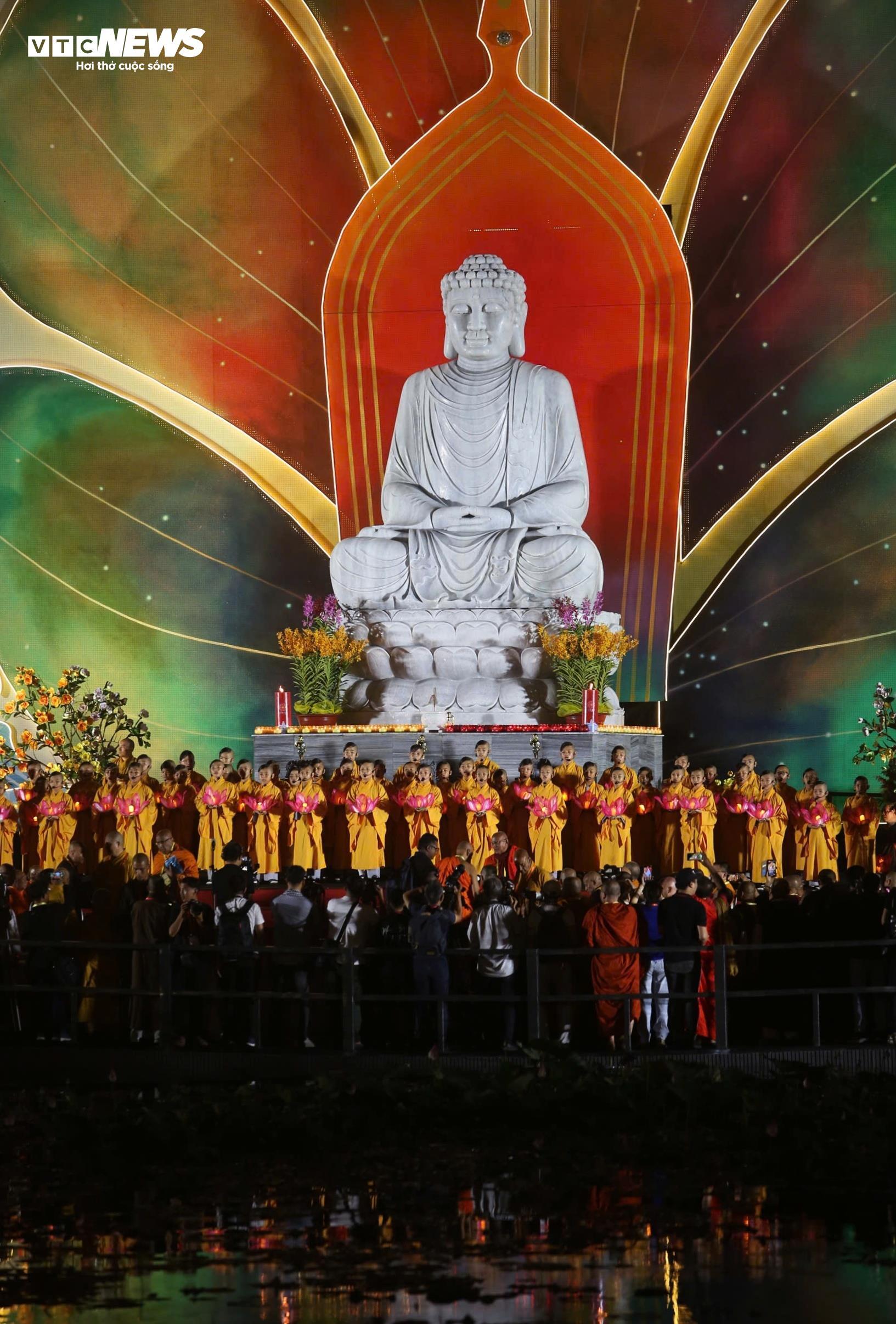 Hoa đăng sáng rực rỡ trong đêm mừng Đại lễ Vesak 2025 - 18