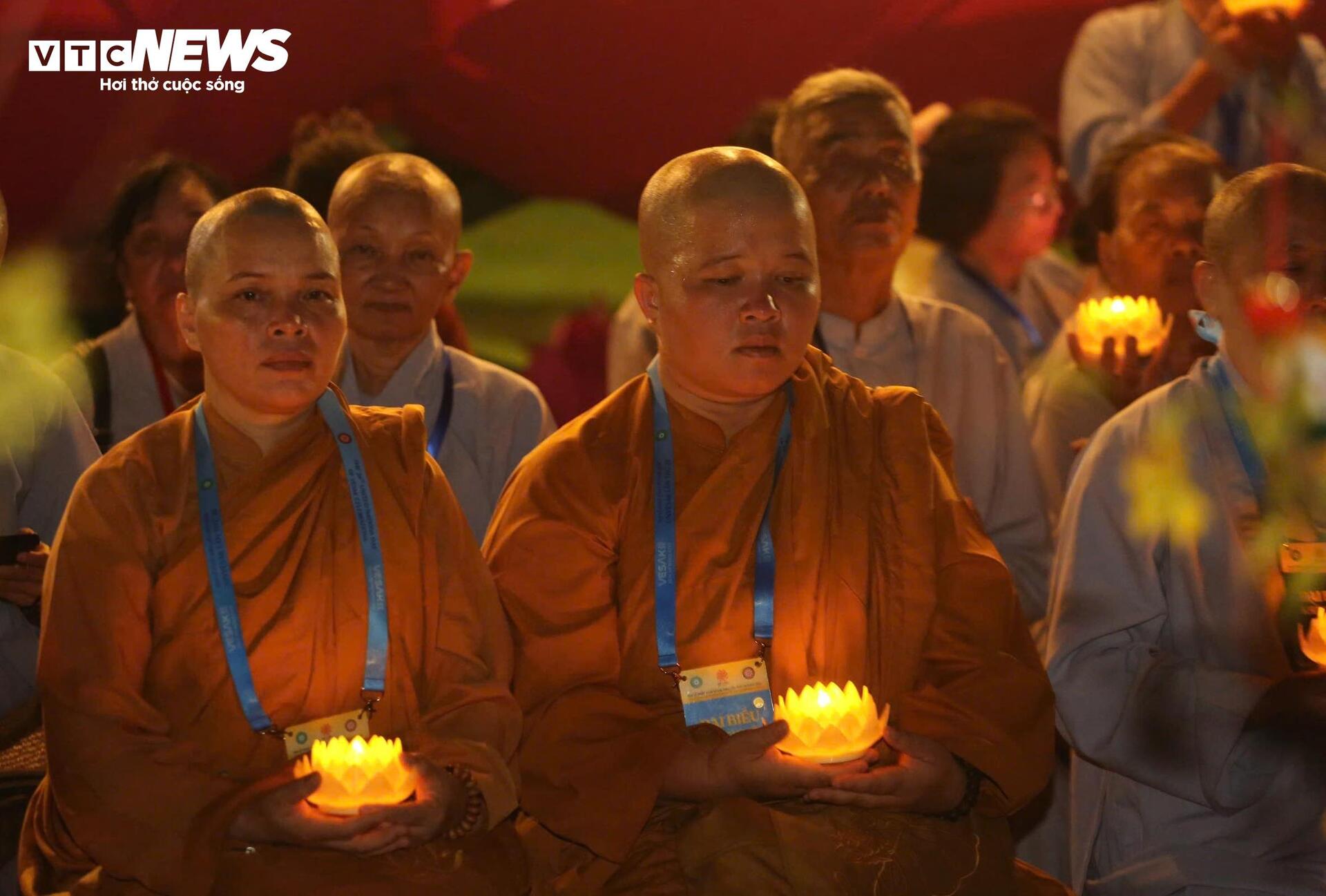 Hoa đăng sáng rực rỡ trong đêm mừng Đại lễ Vesak 2025 - 16