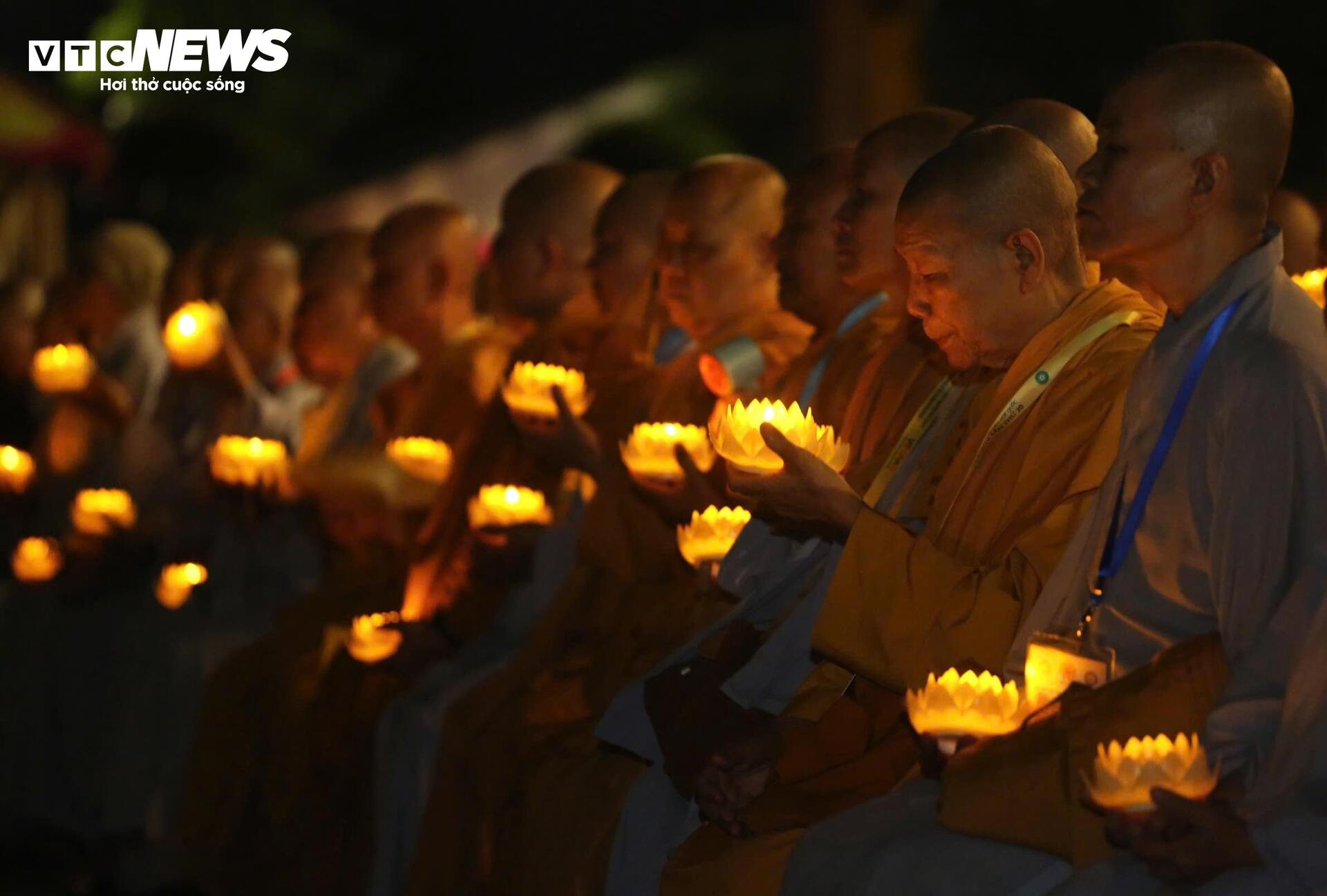 Hoa đăng sáng rực rỡ trong đêm mừng Đại lễ Vesak 2025 - 17
