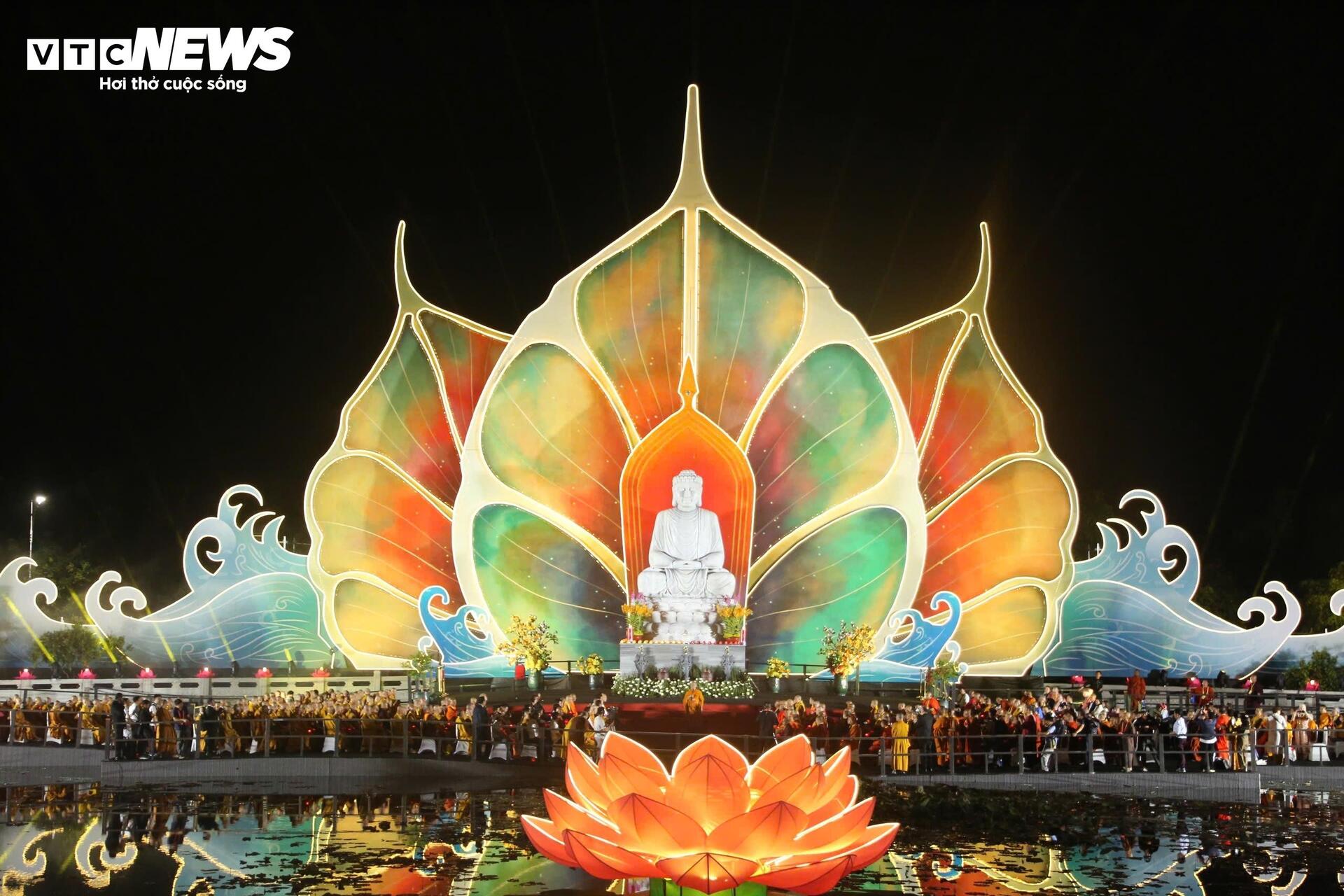 Hoa đăng sáng rực rỡ trong đêm mừng Đại lễ Vesak 2025 - 1