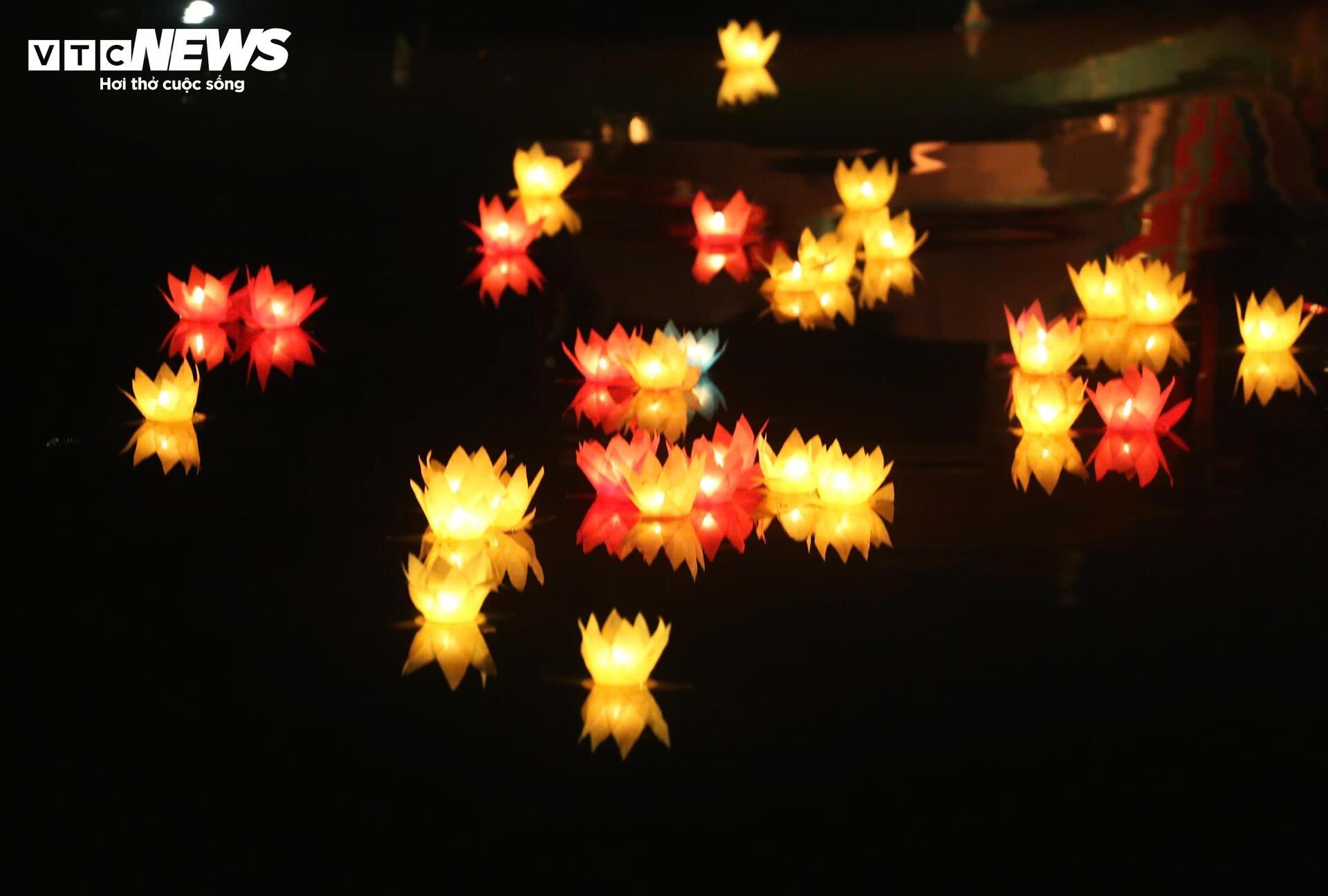 Hoa đăng sáng rực rỡ trong đêm mừng Đại lễ Vesak 2025 - 5
