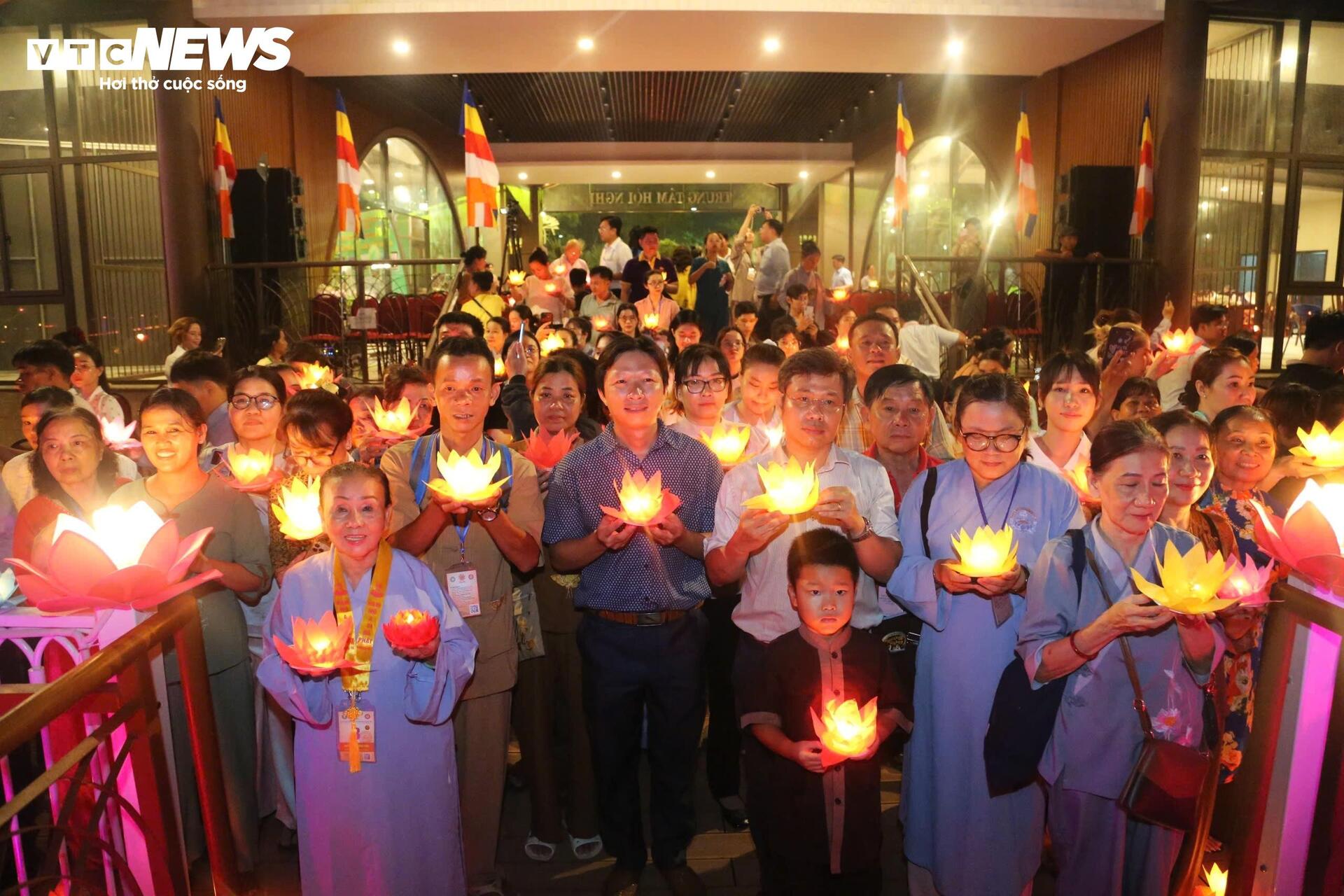 Hoa đăng sáng rực rỡ trong đêm mừng Đại lễ Vesak 2025 - 10