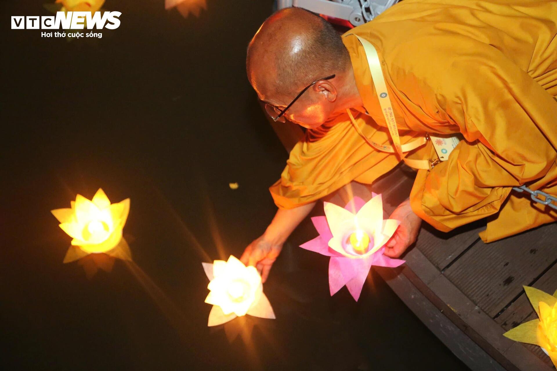 Hoa đăng sáng rực rỡ trong đêm mừng Đại lễ Vesak 2025 - 13