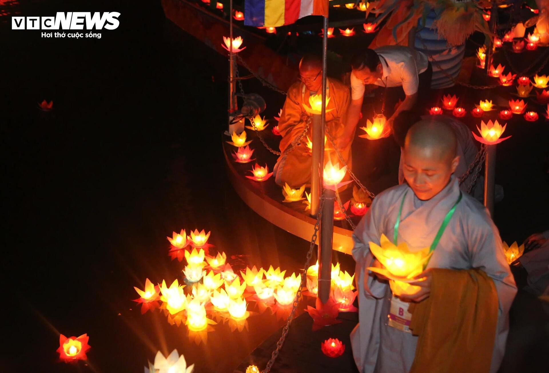 Hoa đăng sáng rực rỡ trong đêm mừng Đại lễ Vesak 2025 - 2