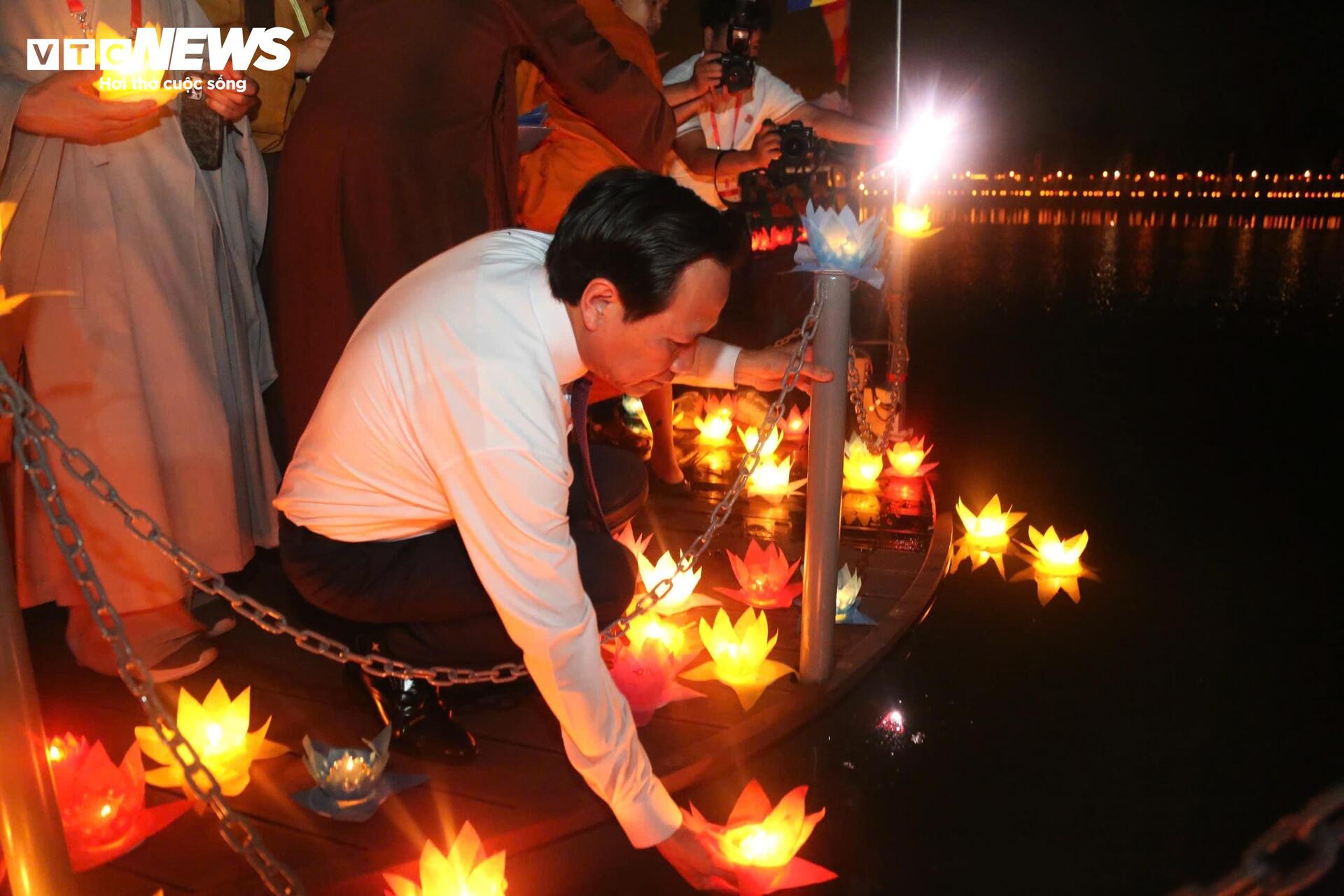 Hoa đăng sáng rực rỡ trong đêm mừng Đại lễ Vesak 2025 - 4