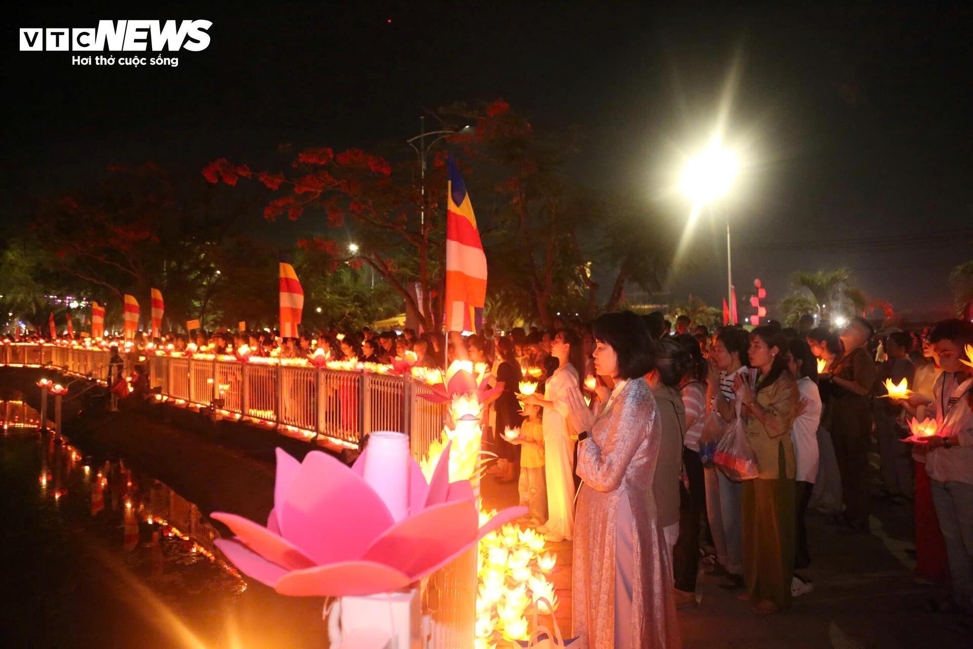 Hoa đăng sáng rực rỡ trong đêm mừng Đại lễ Vesak 2025 - 3
