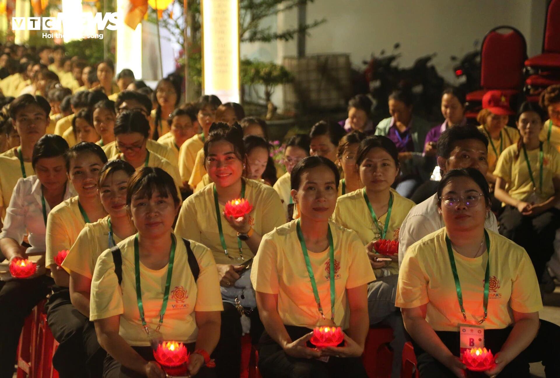 Hoa đăng sáng rực rỡ trong đêm mừng Đại lễ Vesak 2025 - 11