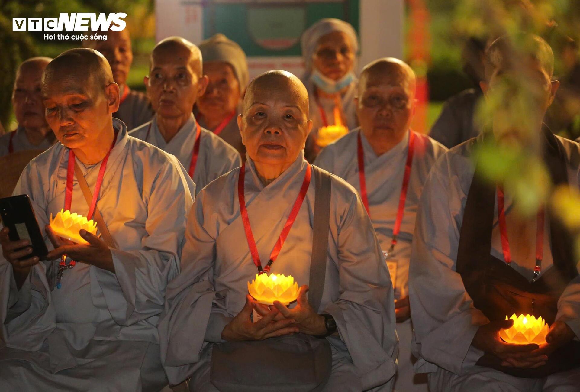 Hoa đăng sáng rực rỡ trong đêm mừng Đại lễ Vesak 2025 - 12