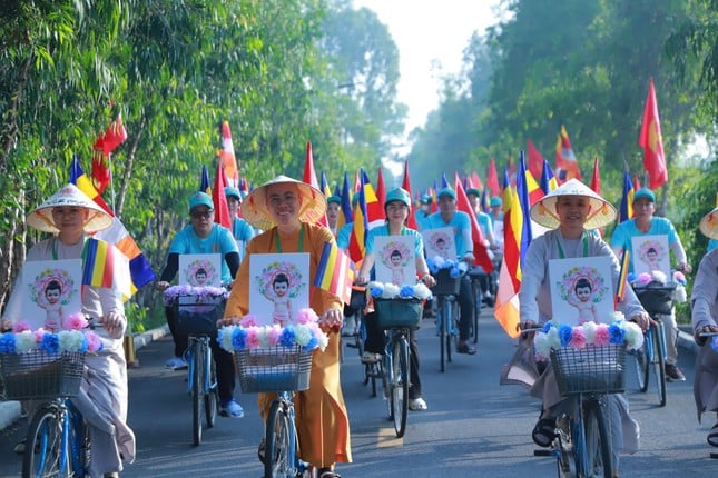Vesak 2025: Bạn trẻ diễu hành vì môi trường 3