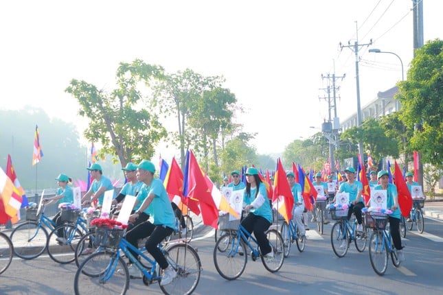 Vesak 2025: Bạn trẻ diễu hành vì môi trường 6