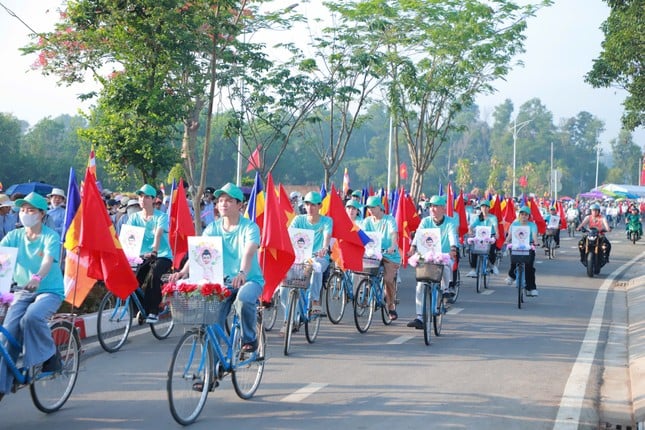Vesak 2025: Bạn trẻ diễu hành vì môi trường 5
