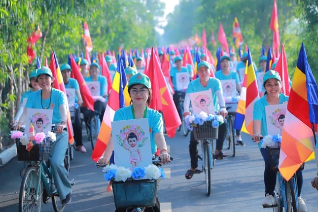 Vesak 2025: Bạn trẻ diễu hành vì môi trường 4