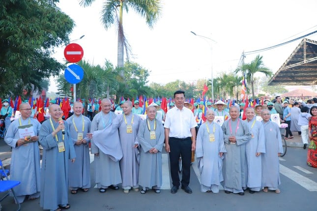 Vesak 2025: Bạn trẻ diễu hành vì môi trường 2