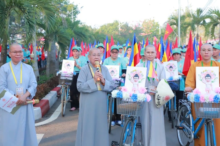 Vesak 2025: Bạn trẻ diễu hành vì môi trường 1